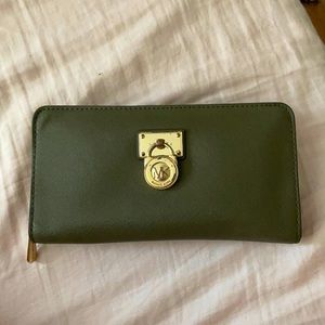 Michael kors olive green wallet, in good condition